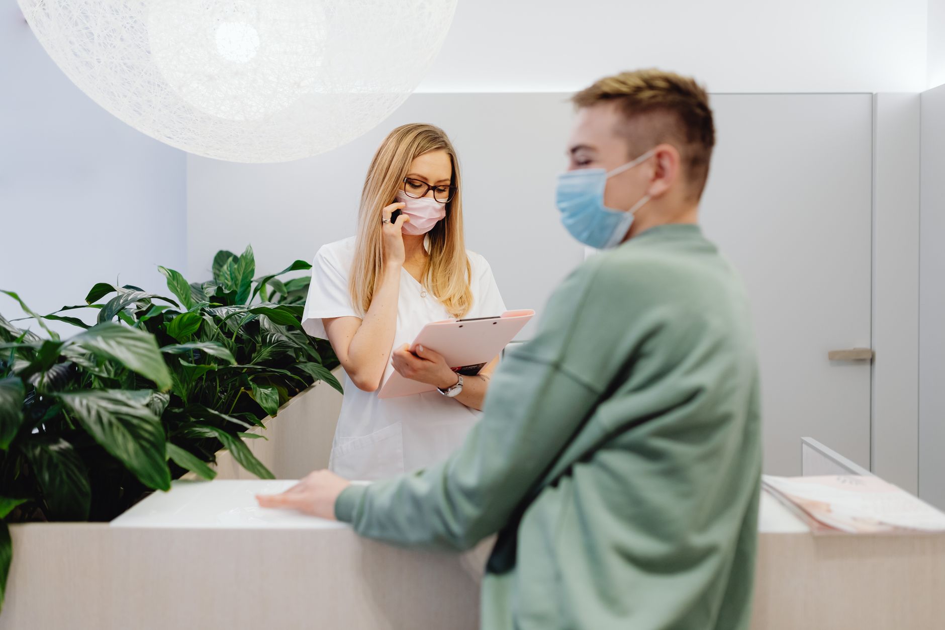Tandmodel på hylden ved receptionen