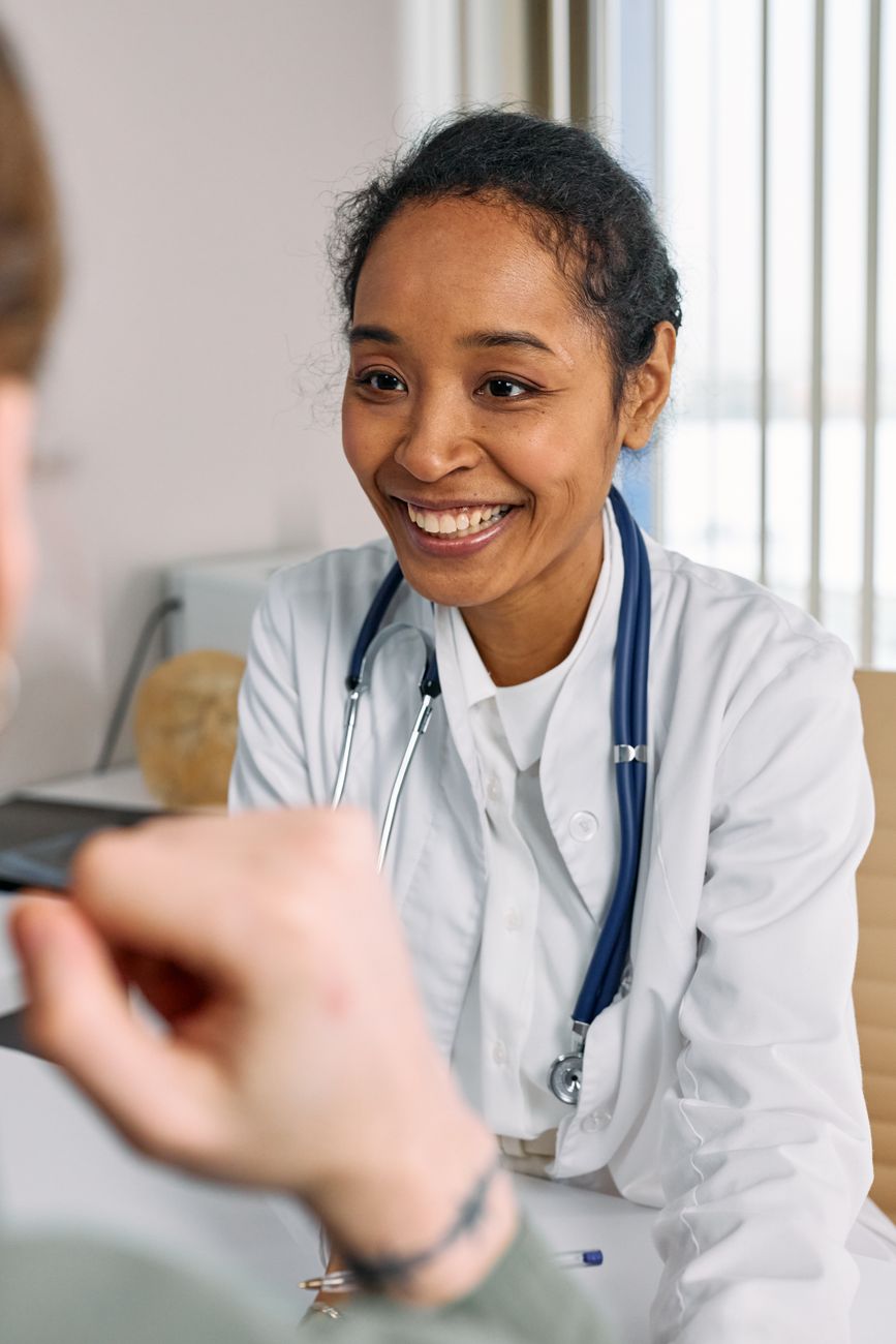 Tandplejebehandling med udstyr ved klinikkens stol
